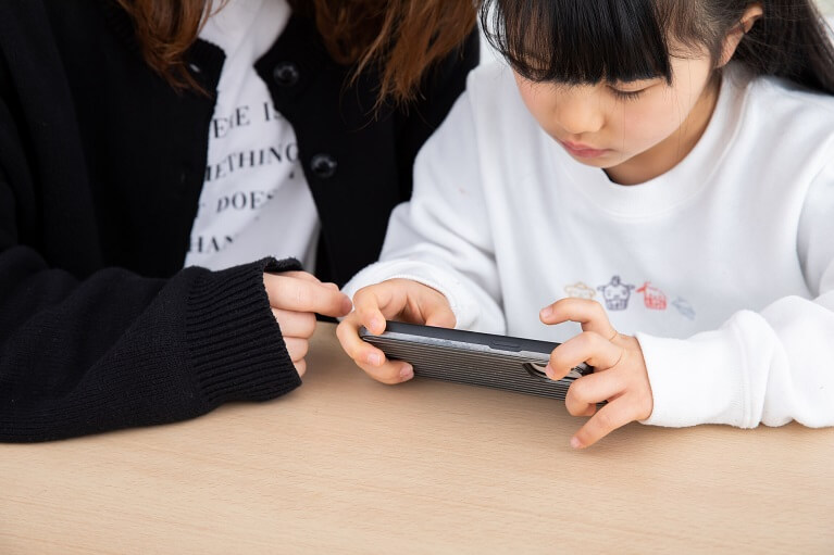 スマートフォンの普及でさらに近視の方が増えている